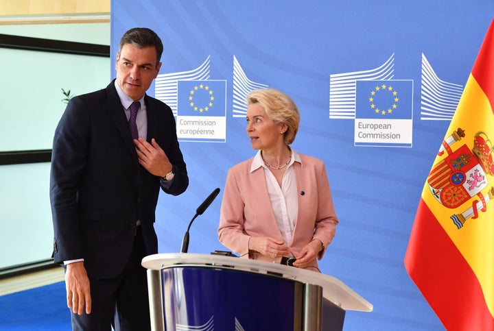 Von der Leyen mira a Sánchez tras un reciente encuentro
