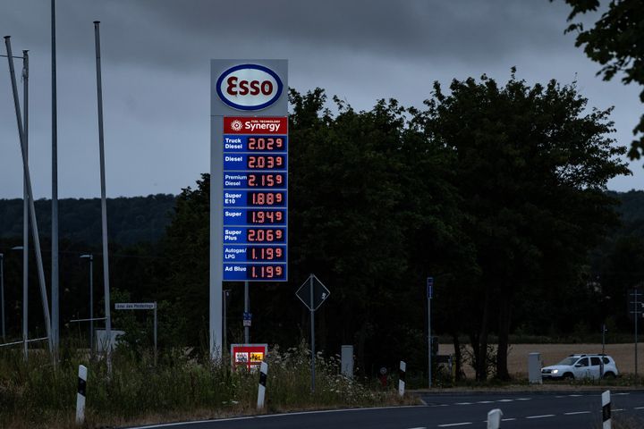 22 Ιουλίου 2022, Κάτω Σαξονία, Nörten-Hardenberg: Οι τιμές της βενζίνης και του ντίζελ εμφανίζονται σε ένα βενζινάδικο