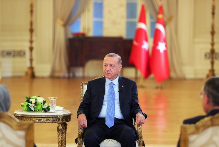Ο Τούρκος Πρόεδρος Ρετζέπ Ταγίπ Ερντογάν κάνει δηλώσεις κατά τη διάρκεια της ειδικής εκπομπής της Τουρκικής Ραδιοφωνικής και Τηλεόρασης (TRT) στην Άγκυρα, Τουρκία στις 25 Ιουλίου 2022.