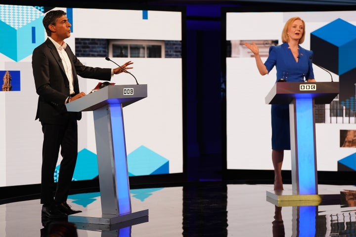Sunak (izquierda) y Truss durante el debate de la noche del lunes en la BBC.