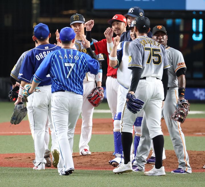 プロ野球オールスター／喜ぶ全セのナイン＝2021年16日、埼玉・メットライフドーム