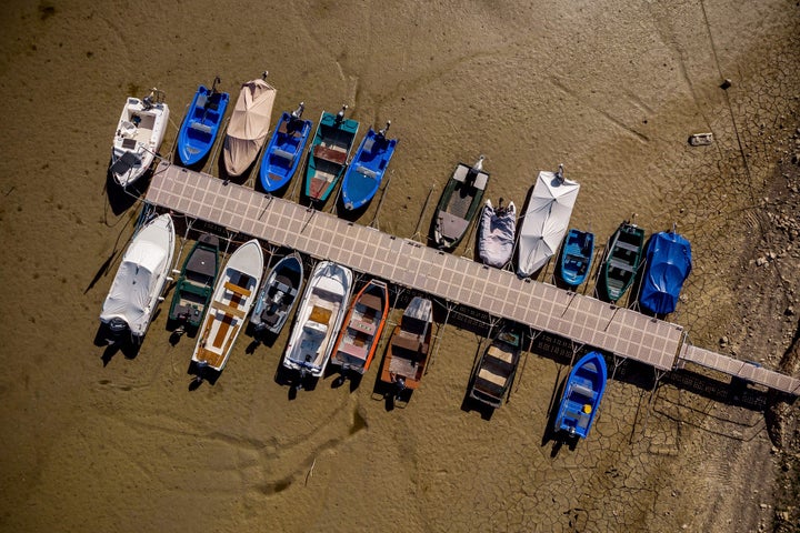 Embarcaciones amarradas en el lago Brenets, parte del río Doubs, una frontera natural entre el este de Francia y el oeste de Suiza.