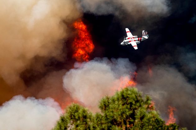 Un avion survole l'incendie Oak Fire en Californie, le 24 juillet 2022 près du parc Yosemite.
