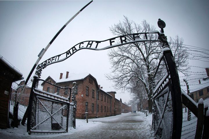 Fotografía de archivo de la entrada a Auschwitz-Birkenau.