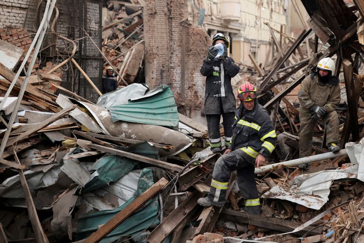 Πυροσβέστες αναζητούν επιζώντας στα συντρίμμια βομβαρδισμένου κτιρίου στο Τσουχουίβ (25/7/2022) 
