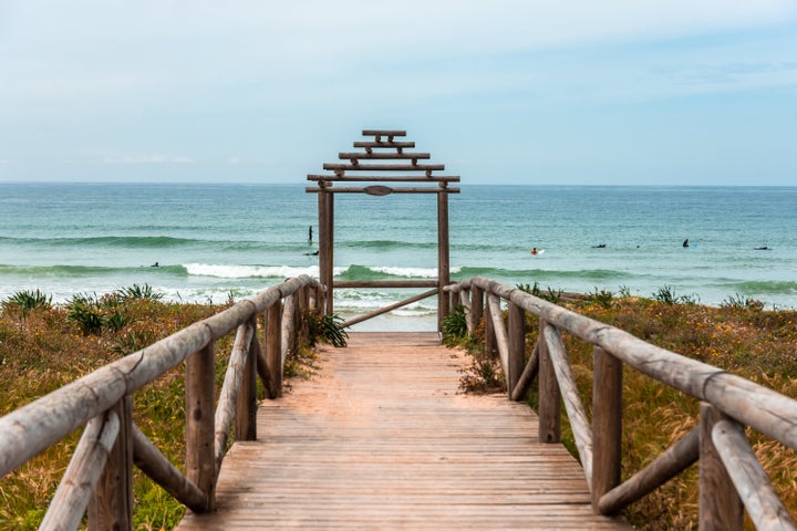 Entrada de madera a la playa de El Palmar, Cádiz.