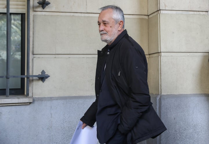 Griñan abandonando la Audiencia Provincial de Sevilla en 2019, durante el juicio del caso de los ERE.