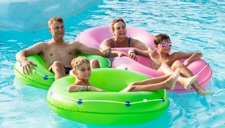 Familia disfrutando de una de las atracciones de un parque acuático.