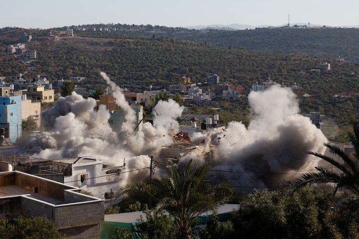Οι ισραηλινές δυνάμεις ανατινάξουν το σπίτι του Παλαιστίνιου μαχητή Yahya Mari, στο Qarawat Bani Hassan στην κατεχόμενη από το Ισραήλ Δυτική Όχθη, στις 26 Ιουλίου 2022.
