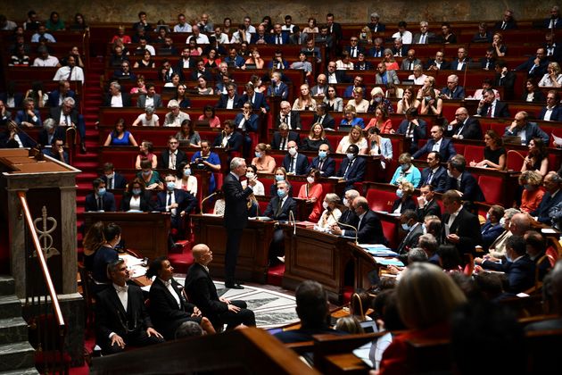 L'Assemblée nationale durant les questions au gouvernement, le 19 juillet 2022. (Photo by Christophe ARCHAMBAULT / AFP)