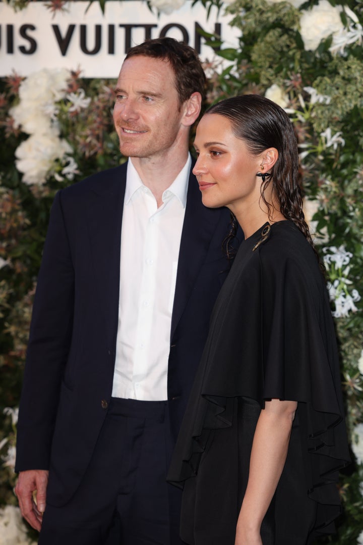 Fassbender y Vikander.