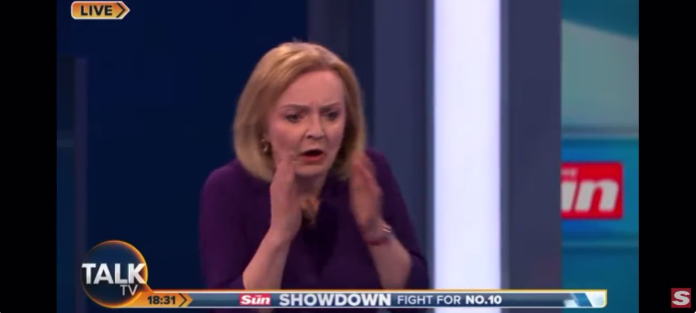 La reacción de Liz Truss en el momento del desmayo