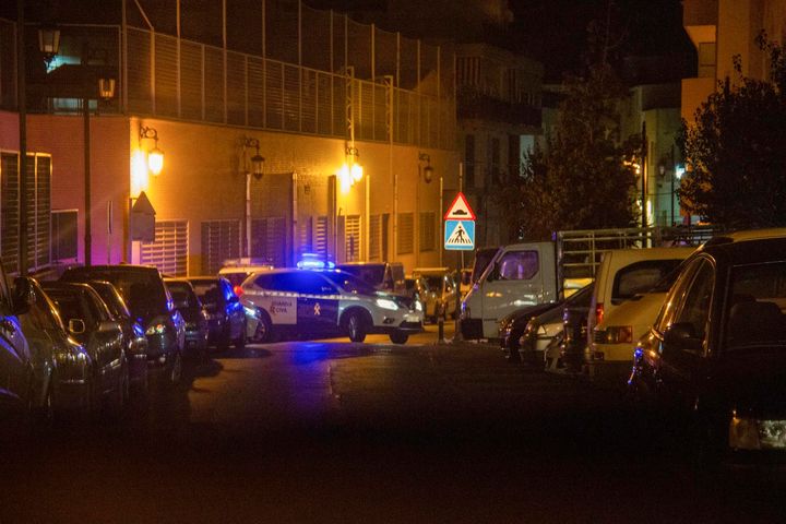 Un coche de la Guardia Civil vigila las inmediaciones de la vivienda donde se ha producido el asesinato machista en Albuñol, Granada.
