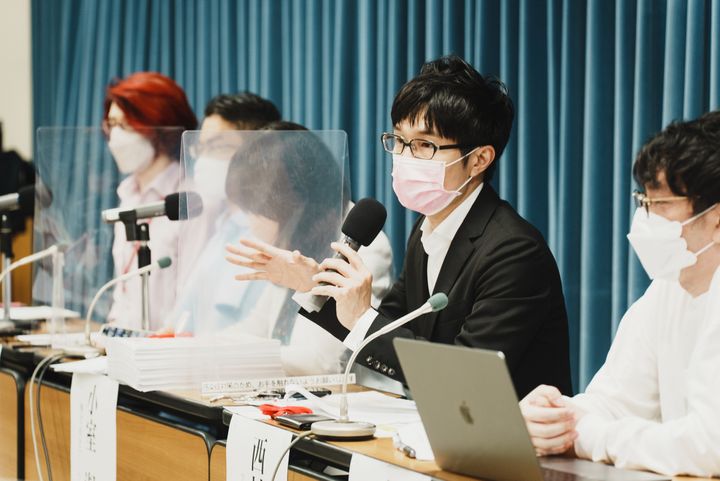 現役教員の西村祐二さん（右から2番目）らが法改正を求めた