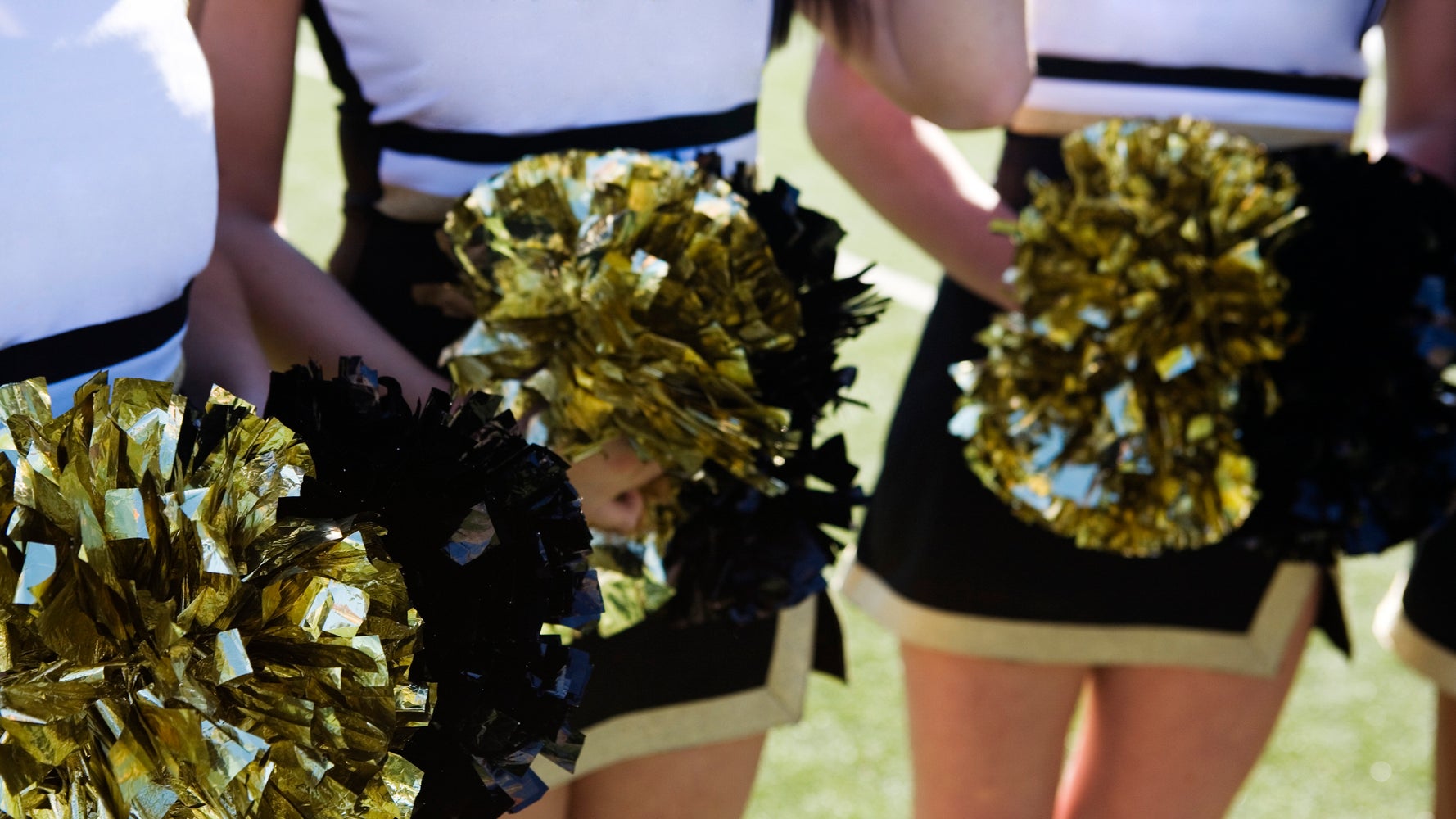 保護者席からスカート内にスマホ差し込み...高校野球チアで盗撮被害