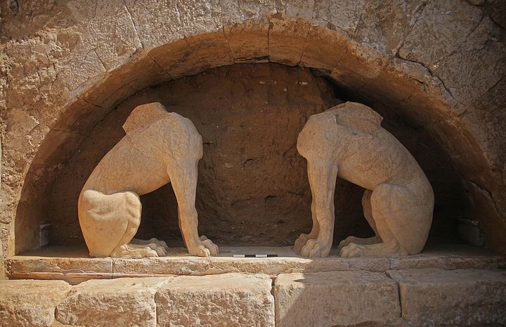 Η είσοδος του ταφικού μνημείου στον Τύμβο Καστά της Αμφίπολη