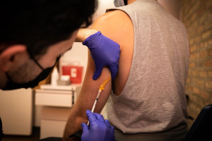 Un sanitario administra la vacuna frente a la viruela del mono a un paciente en Chicago (EEUU), el pasado 25 de julio.