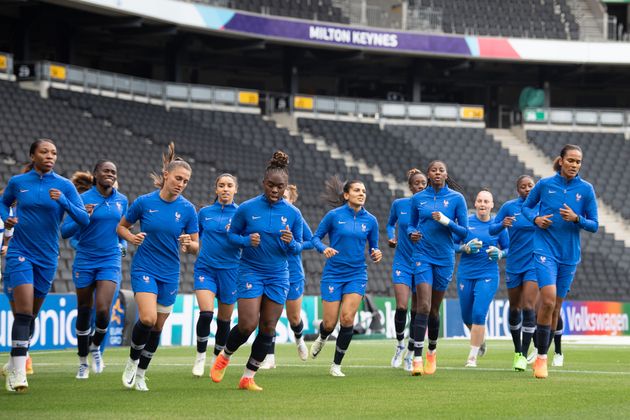 Les footballeuses Françaises à l'entraînement avant leur match en demi-finale contre l'Allemagne le 27 juillet 2022.