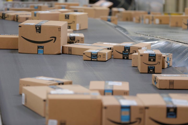 Paquetes de Amazon en una cinta transportadora en Robbinsville, New Jersey