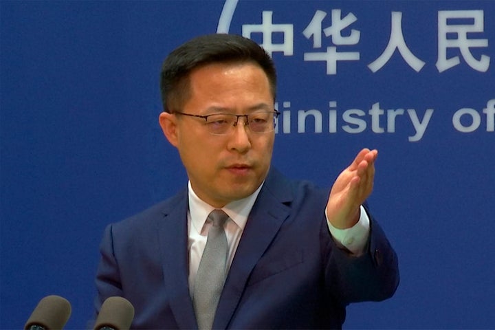 En esta imagen tomada de un video, el portavoz del Ministerio de Relaciones Exteriores de China, Zhao Lijian, gesticula durante una rueda de prensa en la oficina del Ministerio de Relaciones Exteriores, el miércoles 6 de abril de 2022, en Beijing.
