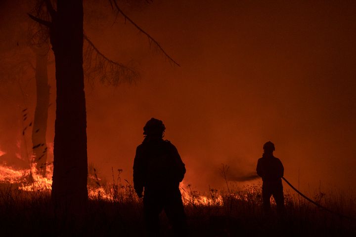 Bomberos forestales luchan contra el fuego en Hoyo de Pinares, el 18 de julio.