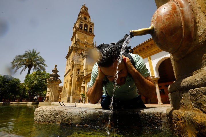 Un turista se refresca en Córdoba.