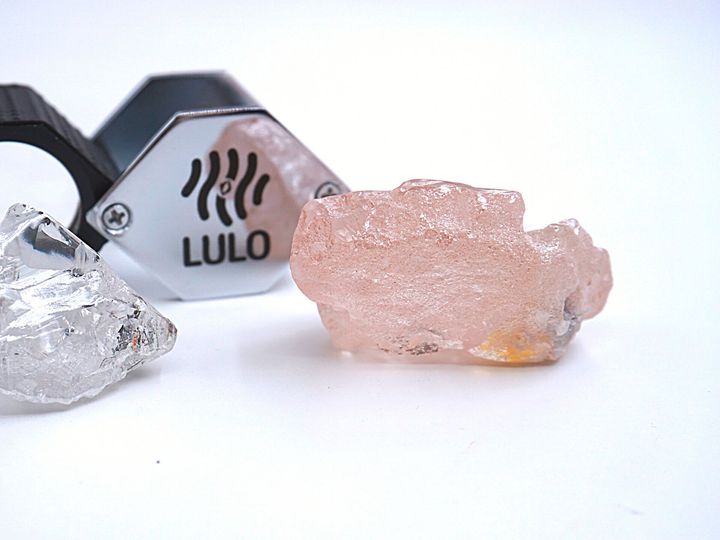 Αυτή η φωτογραφία που δόθηκε από την Lucapa Diamond Company την Τετάρτη, 27 Ιουλίου 2022, δείχνει το ροζ διαμάντι 170 καρατίων, δεξιά, που ανακτήθηκε από το Λούλο της Αγκόλα. Ένα μεγάλο ροζ διαμάντι 170 καρατίων ανακαλύφθηκε στην Αγκόλα και φέρεται να είναι ο μεγαλύτερος τέτοιος πολύτιμος λίθος που βρέθηκε εδώ και 300 χρόνια. Το διαμάντι που ονομάζεται "Lulo Rose", βρέθηκε στο αλλουβιακό ορυχείο διαμαντιών Lulo. Η ιδιοκτήτρια του ορυχείου, η Lucapa Diamond Company, ανακοίνωσε την Τετάρτη την ανακάλυψη του μεγάλου ροζ διαμαντιού στον ιστότοπό της. (Lucapa Diamond Company via AP)
