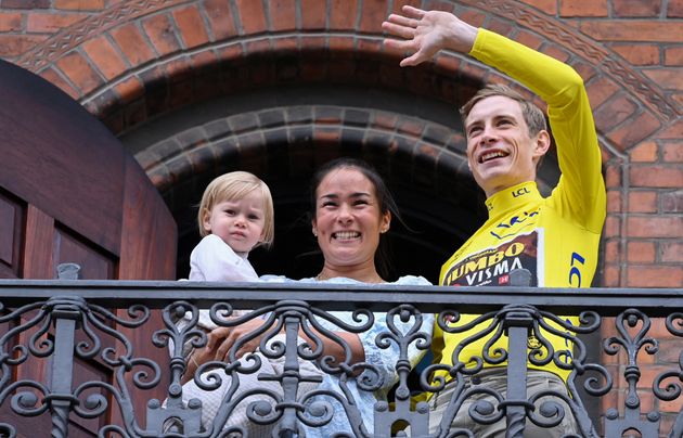 Jonas Vingegaard, son épouse Trine et sa fille Frida, au balcon de l’hôtel de ville de Copenhague, le 27 juillet 2022.