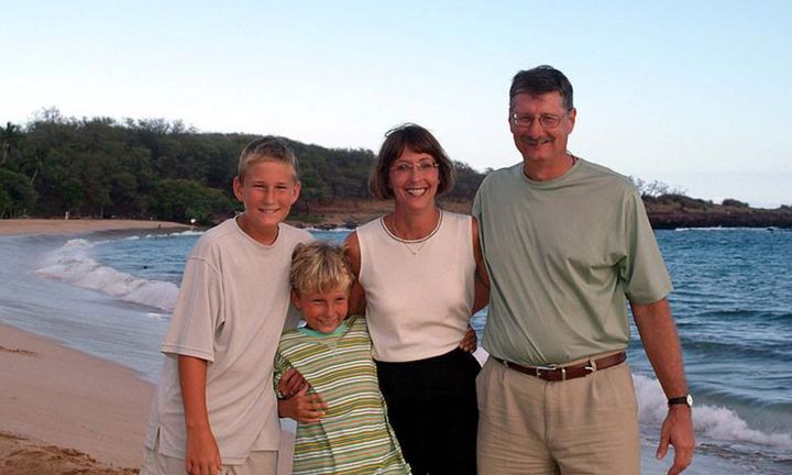 लेखक, ब्रेनन (दूर बाएं) और उसके परिवार के साथ, ब्रेनन के ल्यूकेमिया उपचार, लानाई, हवाई, 2003 को पूरा करने के बाद बचपन और आनंद को पुनः प्राप्त करते हैं।