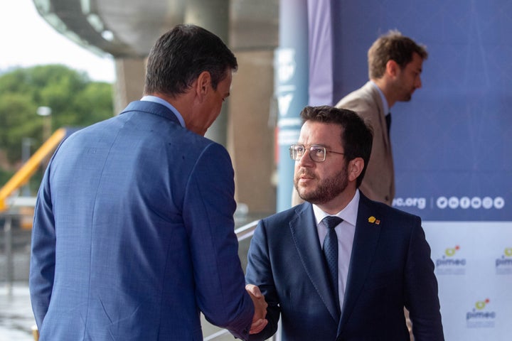 Sánchez y Aragonès se saludan en un reciente encuentro