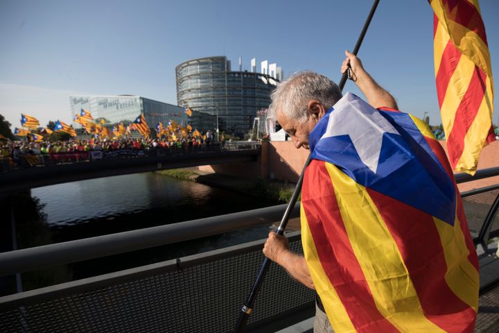 Ένας διαδηλωτής κρατά μια σημαία της Καταλονίας έξω από το Ευρωπαϊκό Κοινοβούλιο στο Στρασβούργο, στην ανατολική Γαλλία, Τρίτη 2 Ιουνίου 2019.