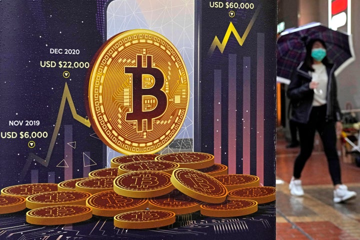 ΑΡΧΕΙΟ - Μια διαφήμιση για το κρυπτονόμισμα Bitcoin εμφανίζεται σε έναν δρόμο στο Χονγκ Κονγκ, στις 17 Φεβρουαρίου 2022. Η Ευρώπη είναι έτοιμη να αναλάβει το παγκόσμιο προβάδισμα στη ρύθμιση της βιομηχανίας κρυπτονομισμάτων σε μια εποχή που οι τιμές έχουν πέσει, εξαφανίζοντας περιουσίες. (AP Photo/Kin Cheung, File)