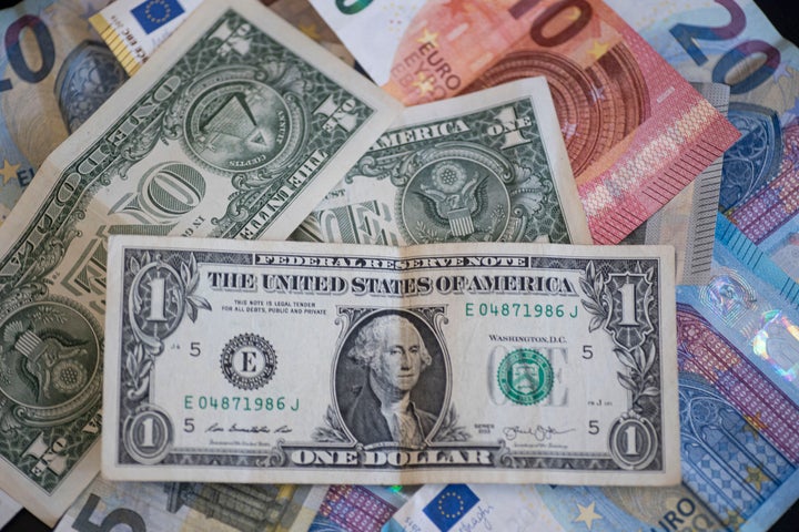 Billes de dólar y euro