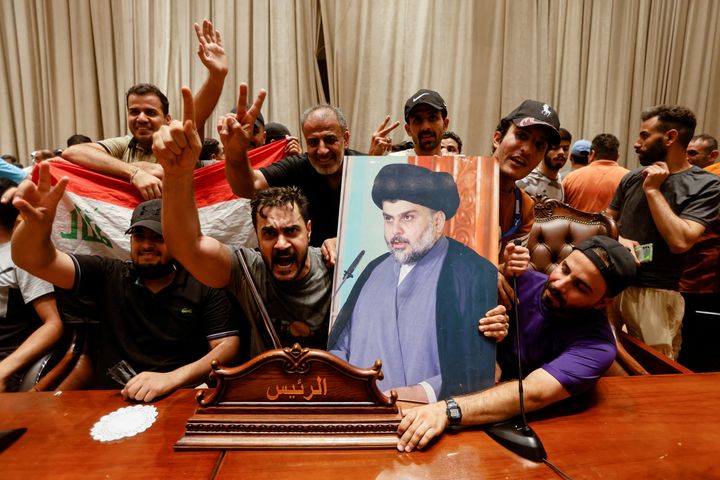 Οι υποστηρικτές του ιρακινού σιίτη κληρικού Moqtada al-Sadr αντιδρούν καθώς διαμαρτύρονται για τη διαφθορά μέσα στο κτίριο του κοινοβουλίου στη Βαγδάτη, Ιράκ, 27 Ιουλίου 2022.