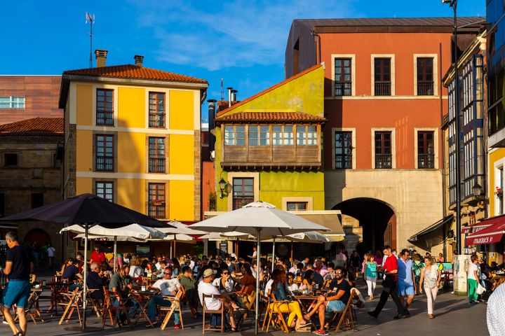 Turistas y vecinos en las terrazas de los bares del centro histórico de Gijón, Asturias.