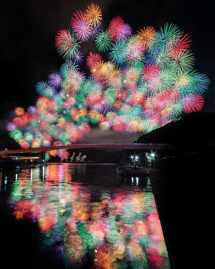 「三重の花火がえぐい たった7秒間の出来事」と題されて投稿された写真