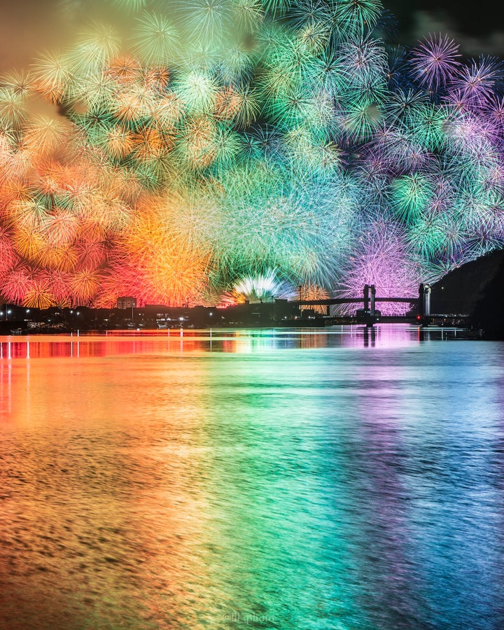 「三重の花火がえぐい たった7秒間の出来事」と題されて投稿された写真