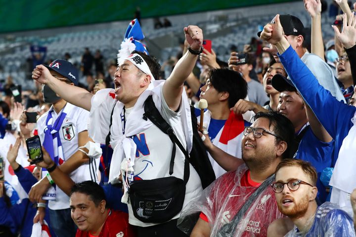 サッカーファンが応援で盛り上がっている。（2022年3月24日、オーストラリアで撮影）