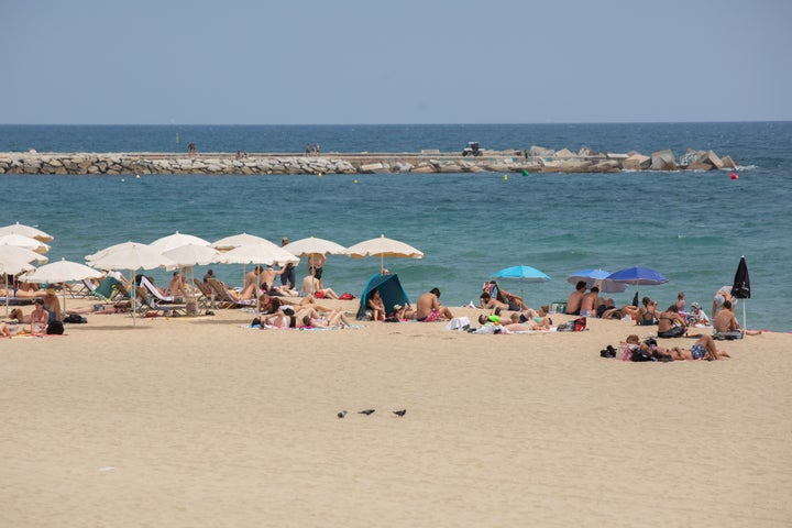 Ciudadanos intentan refrescarse en una de las playas de Barcelona.