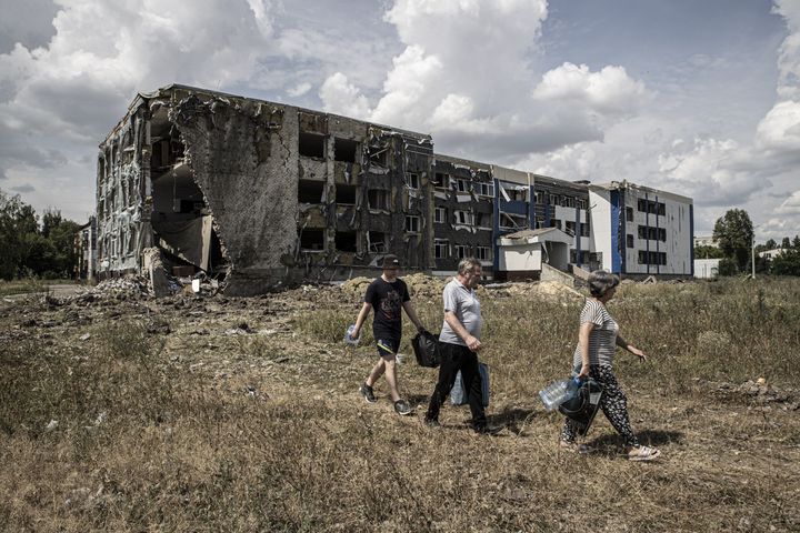 Civiles caminan por una zona arrasada por las tropas rusas en Donetsk.