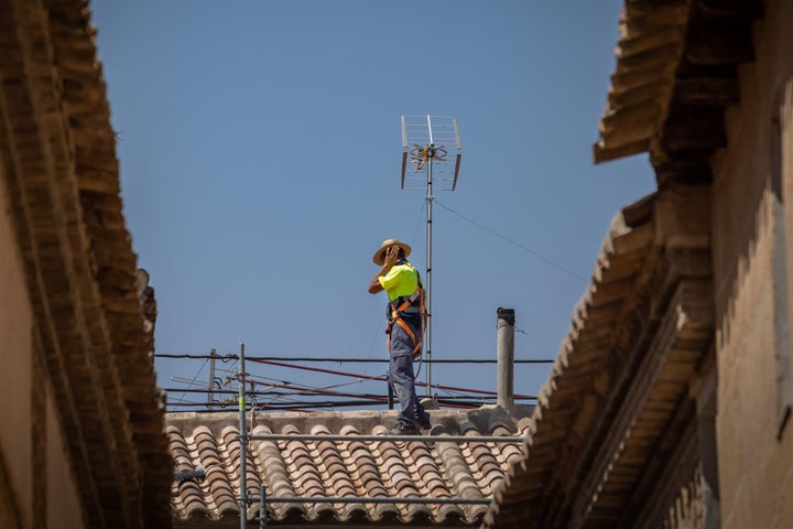 Un trabajador en Toledo, este mes de julio.