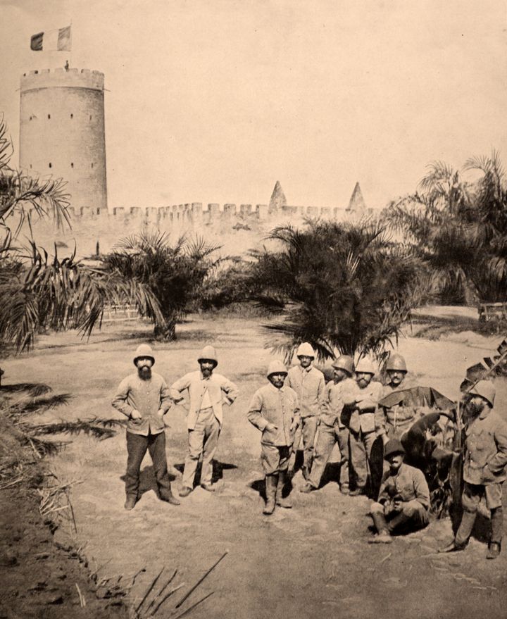 Πρώτος Παγκόσμιος Πόλεμος - Γαλλικά στρατεύματα υπό τον συνταγματάρχη Brisset έξω από το κατεχόμενο γερμανικό φρούριο Yoko στην αποικία του Καμερούν της Δυτικής Αφρικής 1916. (Photo by Universal History Archive/Universal Images Group via Getty Images)