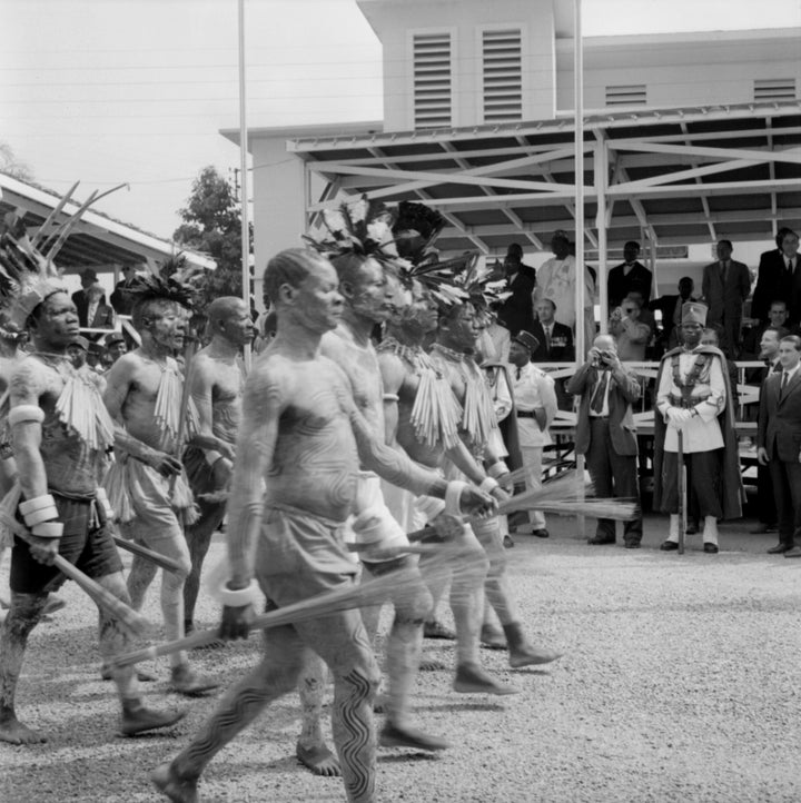 Παρέλαση την 1η Ιανουαρίου 1960 στο Γιαουντέ καθώς το Καμερούν έγινε ανεξάρτητη δημοκρατία. Το 1955, η παράνομη τότε Ένωση των Λαών του Καμερούν (UPC), που βασίζεται σε μεγάλο βαθμό στις εθνοτικές ομάδες Bamileke και Bassa, ξεκίνησε έναν ένοπλο αγώνα για ανεξαρτησία στο γαλλικό Καμερούν. Αυτή η εξέγερση συνεχίστηκε, με φθίνουσα ένταση, ακόμη και μετά την ανεξαρτησία. Οι μαχητές του Καμερούν πέτυχαν την ανεξαρτησία το 1960 ως Δημοκρατία του Καμερούν. AFP PHOTO (Photo credit should read -/AFP via Getty Images)