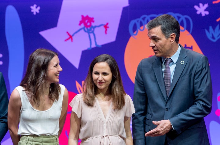 Irene Montero, Ione Belarra y Pedro Sánchez, en un acto juntos.