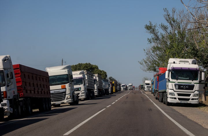 Φορτηγά γεμάτα σιτηρά πλάι σε λιμένες του Δούναβη (21 Ιουλίου 2022) 