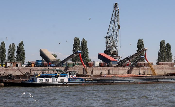 Τα σιτηρά επαναφορτώνονται σε φορτηγίδες στο λιμάνι του Ρένι στον ποταμό Δούναβη, στην Ουκρανία (21 Ιουλίου 2022)