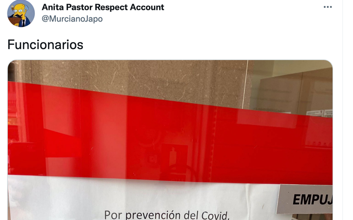 El cartel viral visto en Barcelona.
