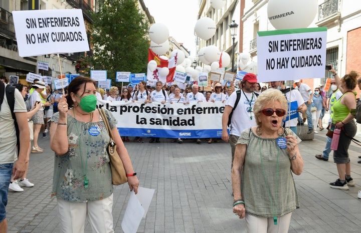 Manifestación contra el "abandono" de la sanidad en Madrid. Dos mujeres llevan carteles que dicen 'Sin enfermeras no hay cuidados'. El 18 de junio de 2022.