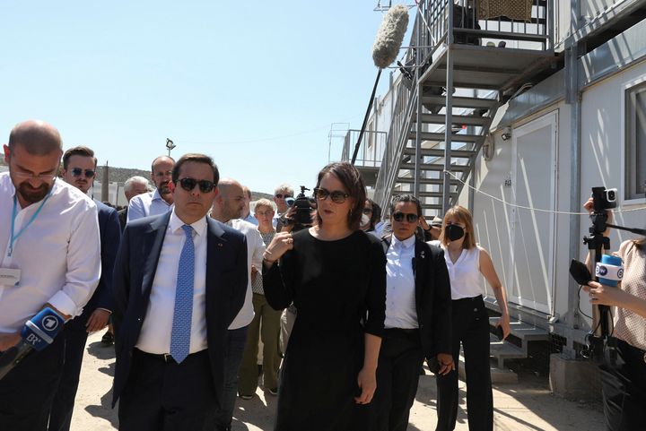 Η Γερμανίδα υπουργός Εξωτερικών Aναλένα Μπέρμποκ περπατά με τον Έλληνα υπουργό Μετανάστευσης και Ασύλου Νότη Μηταράτσι κατά τη διάρκεια επίσκεψης σε κρατικό καταυλισμό για πρόσφυγες και μετανάστες στο Σχιστό, κοντά στην Αθήνα, Ελλάδα, 28 Ιουλίου 2022. REUTERS/Λουίζα Βράντη