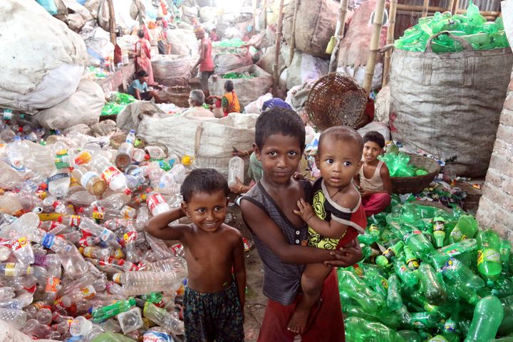 27 Ioυλίου 2022, Ντάκα, Πακιστάν. Παιδιά που εργάζονται στις πρωτόγονες εγκαταστάσεις ανακύκλωσης μαζεύουν και ξεχωρίζουν πλαστικά μπουκάλια αναψυκτικών. (Photo credit should read Habibur Rahman / Eyepix Group/Future Publishing via Getty Images)